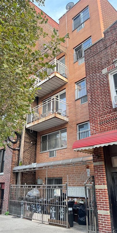 Exterior, Facade, Brick Facade, Rowhouse