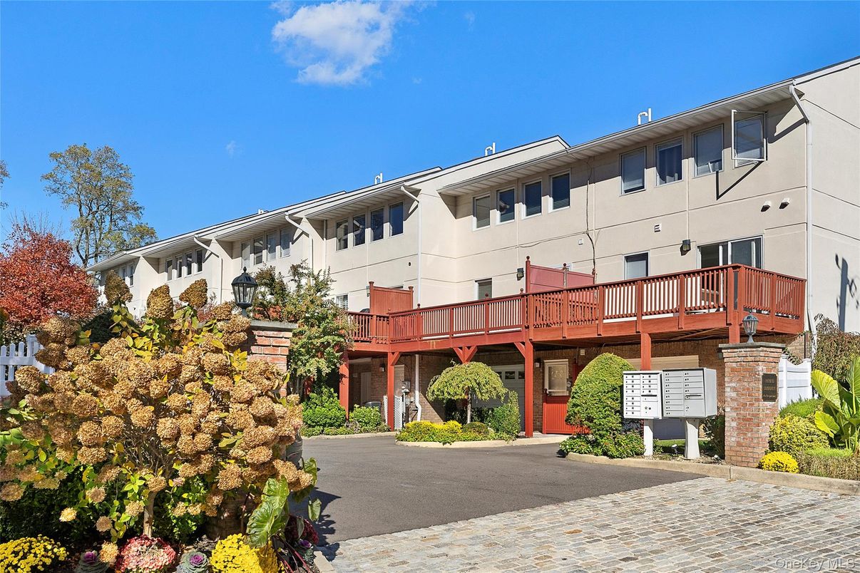 Exterior, Facade, Modern