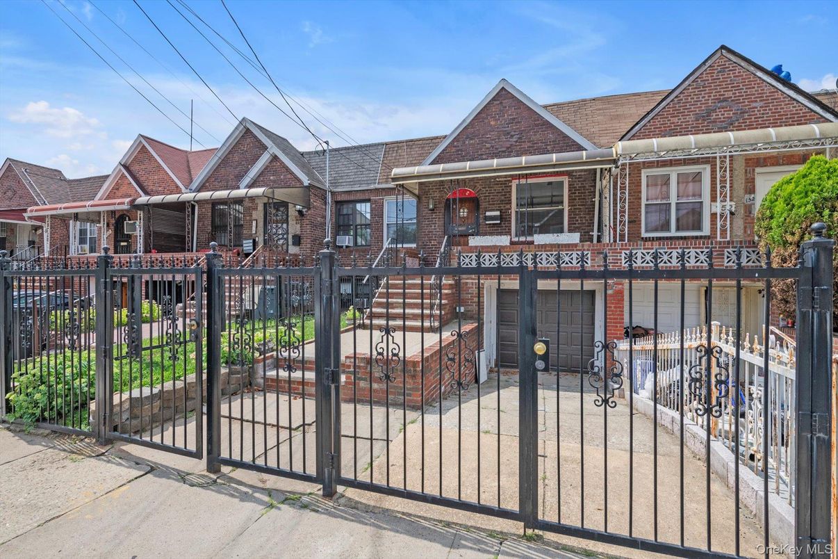 Exterior, Facade, Brick Facade, Rowhouse