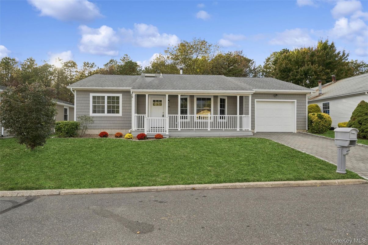 Attached, Exterior, Facade, Ranch