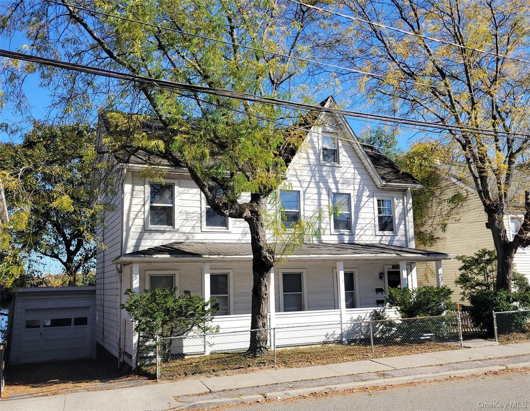 Attached, Exterior, Facade, Queen Anne Victorian