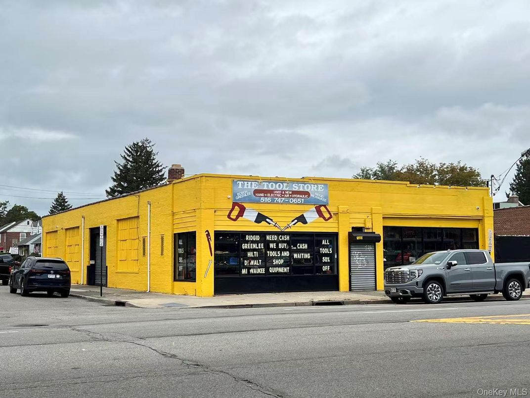 Exterior, Facade, None