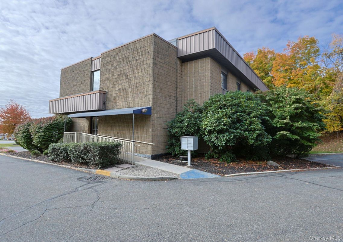 Exterior, Facade, Modern