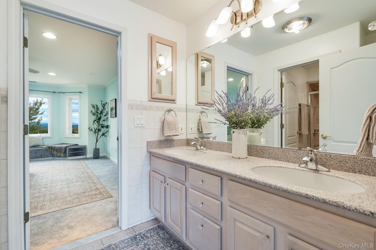 Bathroom, Dual Sink Vanities, Interior, Recessed Lighting