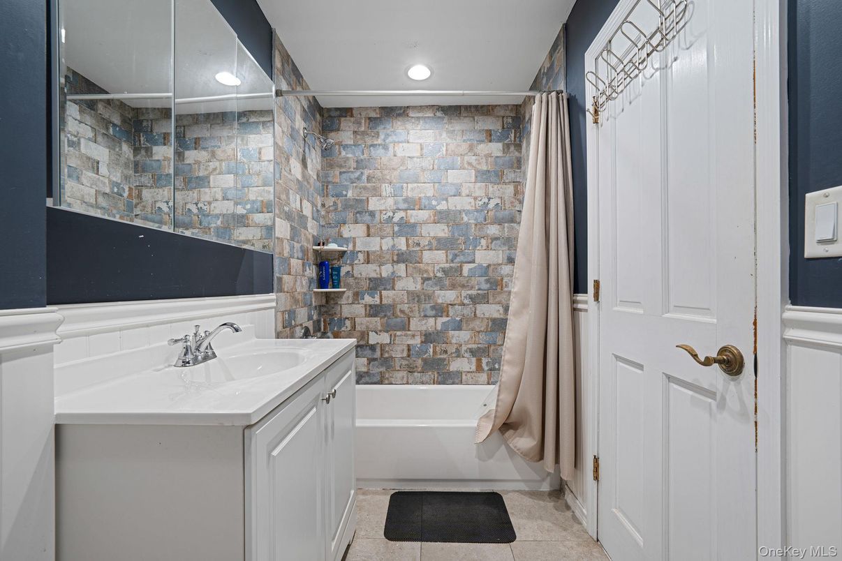 Bathroom, Interior, Recessed Lighting