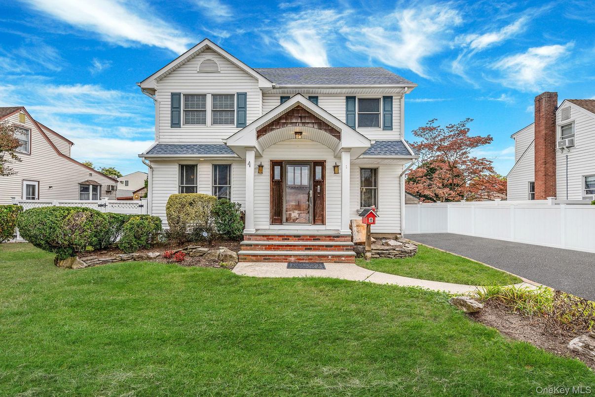 Exterior, Facade, Queen Anne Victorian