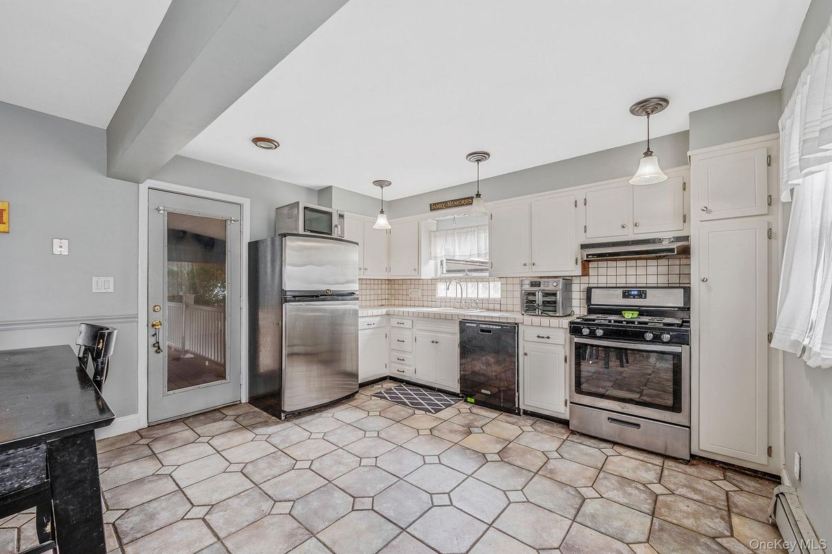 Interior, Kitchen, Pendant Lights, Stainless Steel Appliances