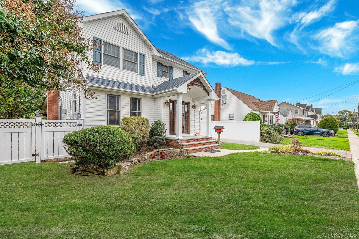 Exterior, Facade, Queen Anne Victorian