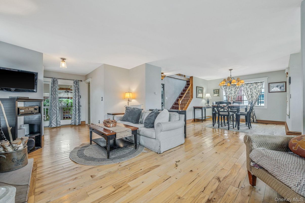 Chandelier, Dining room, Interior, Living room, Wood Texture Flooring