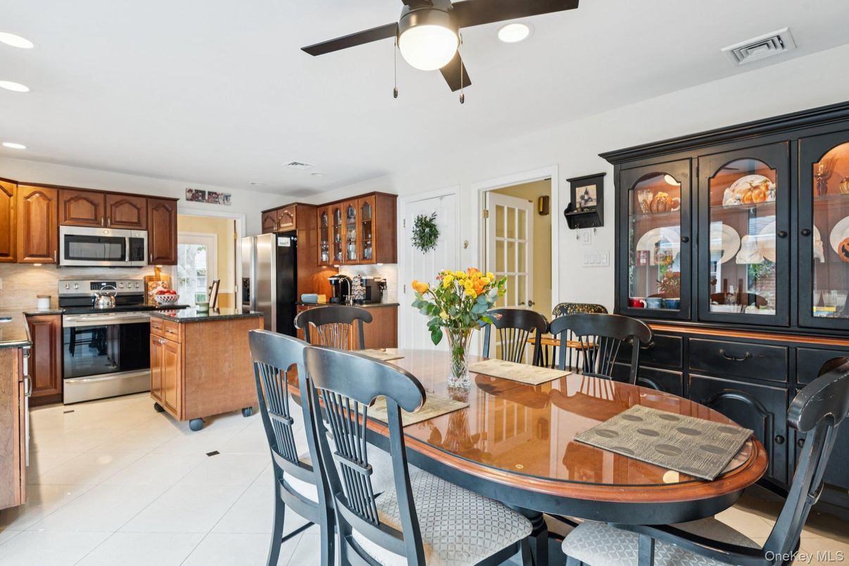 Dining room, Interior, Kitchen, Recessed Lighting, Stainless Steel Appliances