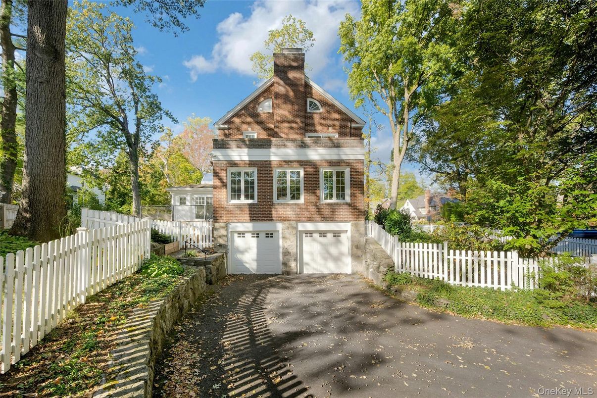 Attached, Exterior, Facade, Brick Facade, Queen Anne Victorian