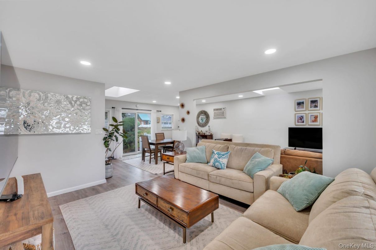 Dining room, Interior, Living room, Recessed Lighting, Wood Texture Flooring