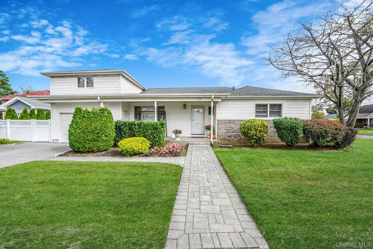 Attached, Exterior, Facade, Ranch