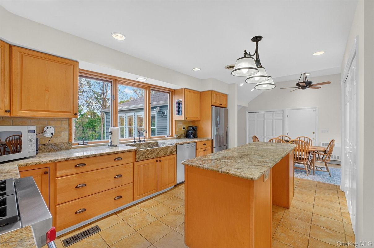 Dining room, Interior, Kitchen, Pendant Lights, Recessed Lighting, Stainless Steel Appliances