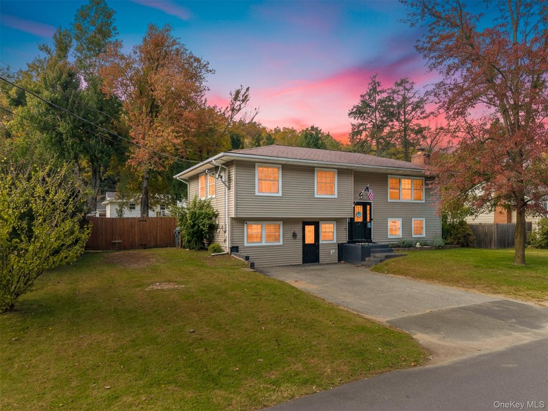 Backyard, Exterior, Facade, Raised Ranch