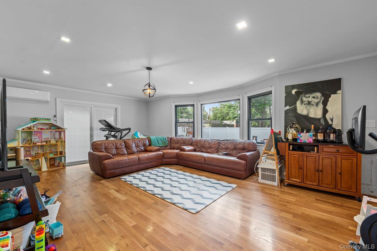 Fitness Equipment, Interior, Living room, Pendant Lights, Recessed Lighting, Wood Texture Flooring