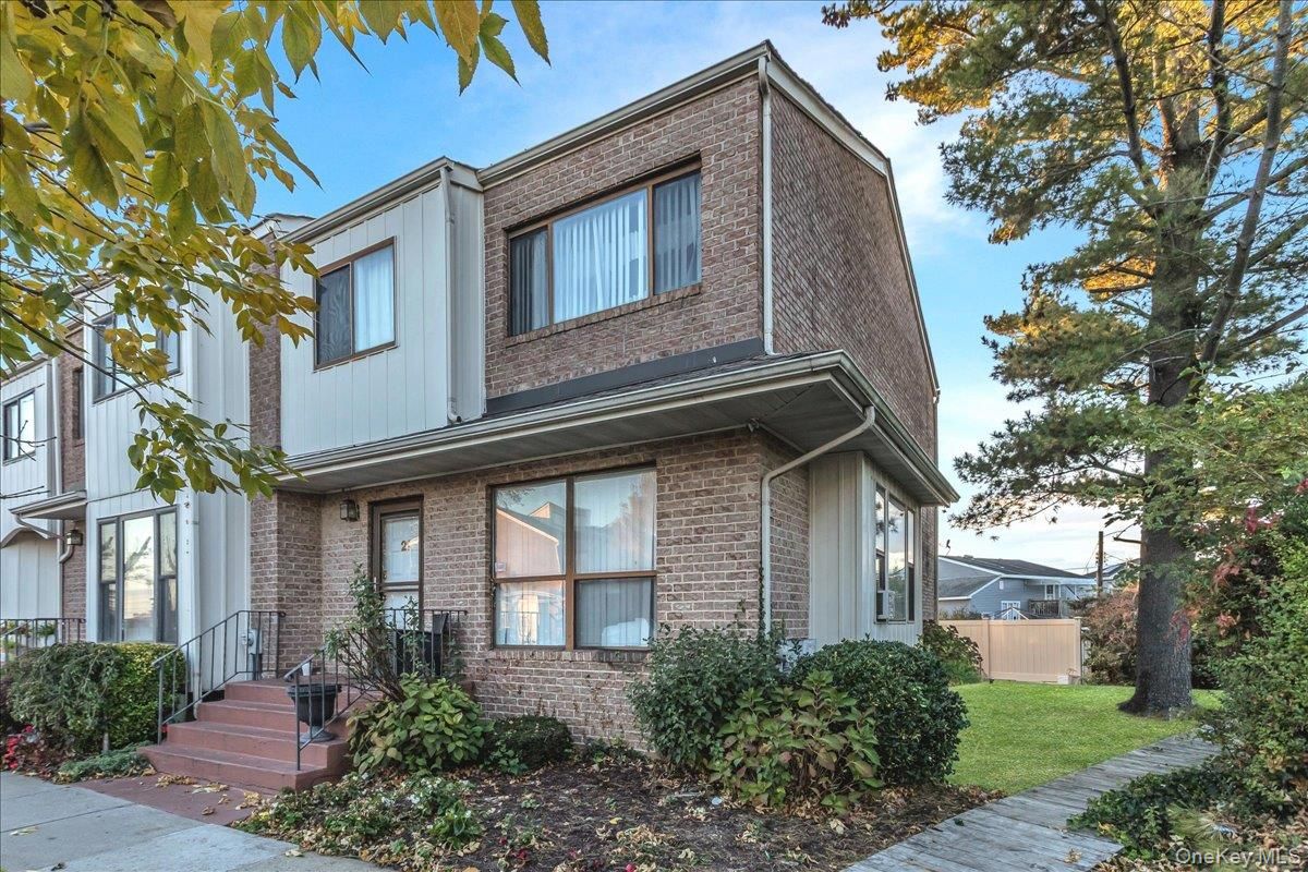 Exterior, Facade, Brick Facade, American Craftsman