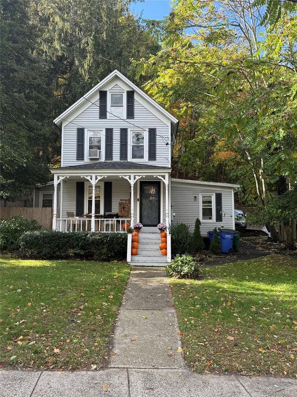 Exterior, Facade, Queen Anne Victorian