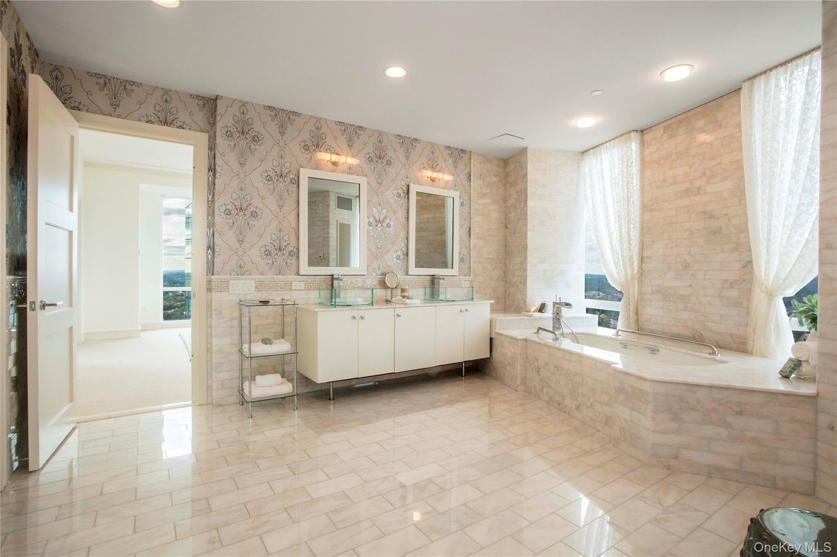Bathroom, Dual Sink Vanities, Interior, Recessed Lighting