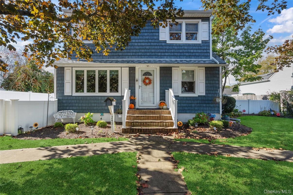 Exterior, Facade, Cape Cod