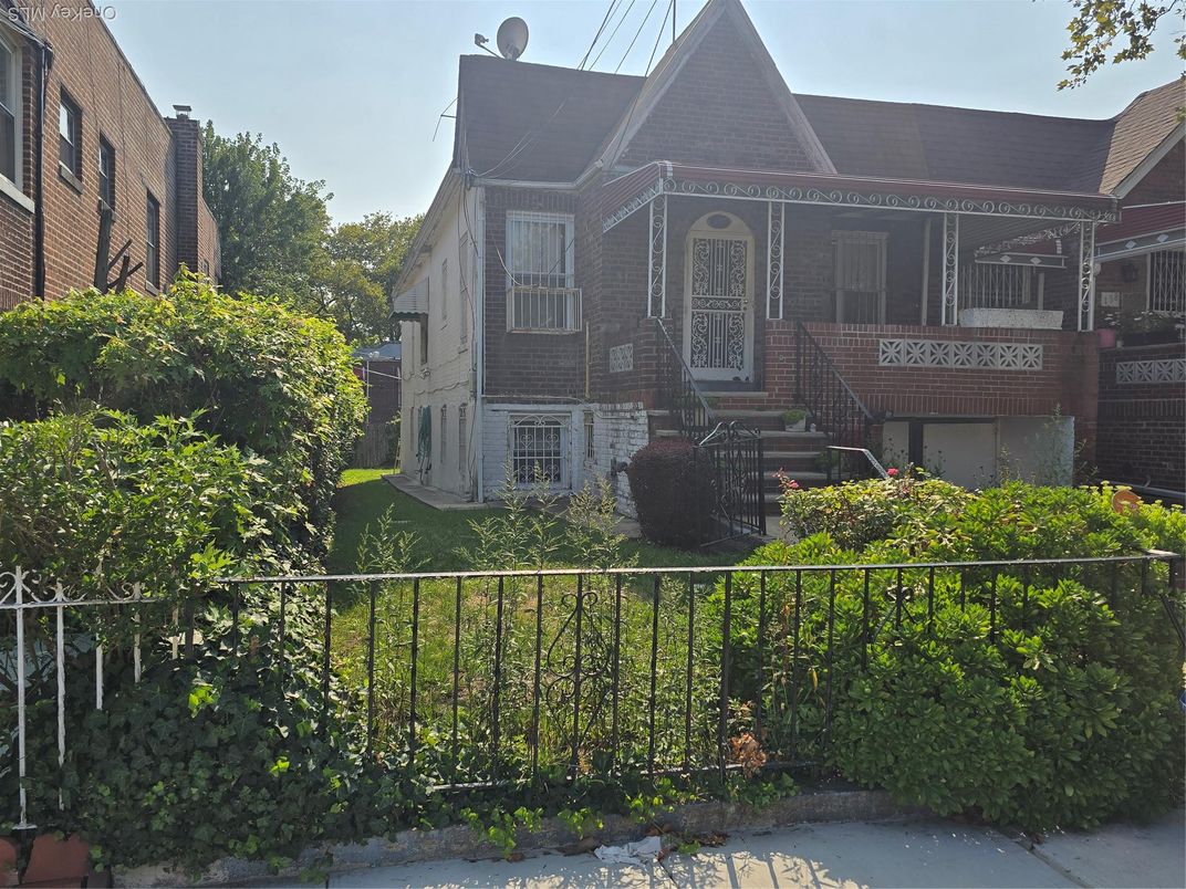 Exterior, Facade, Brick Facade, Queen Anne Victorian