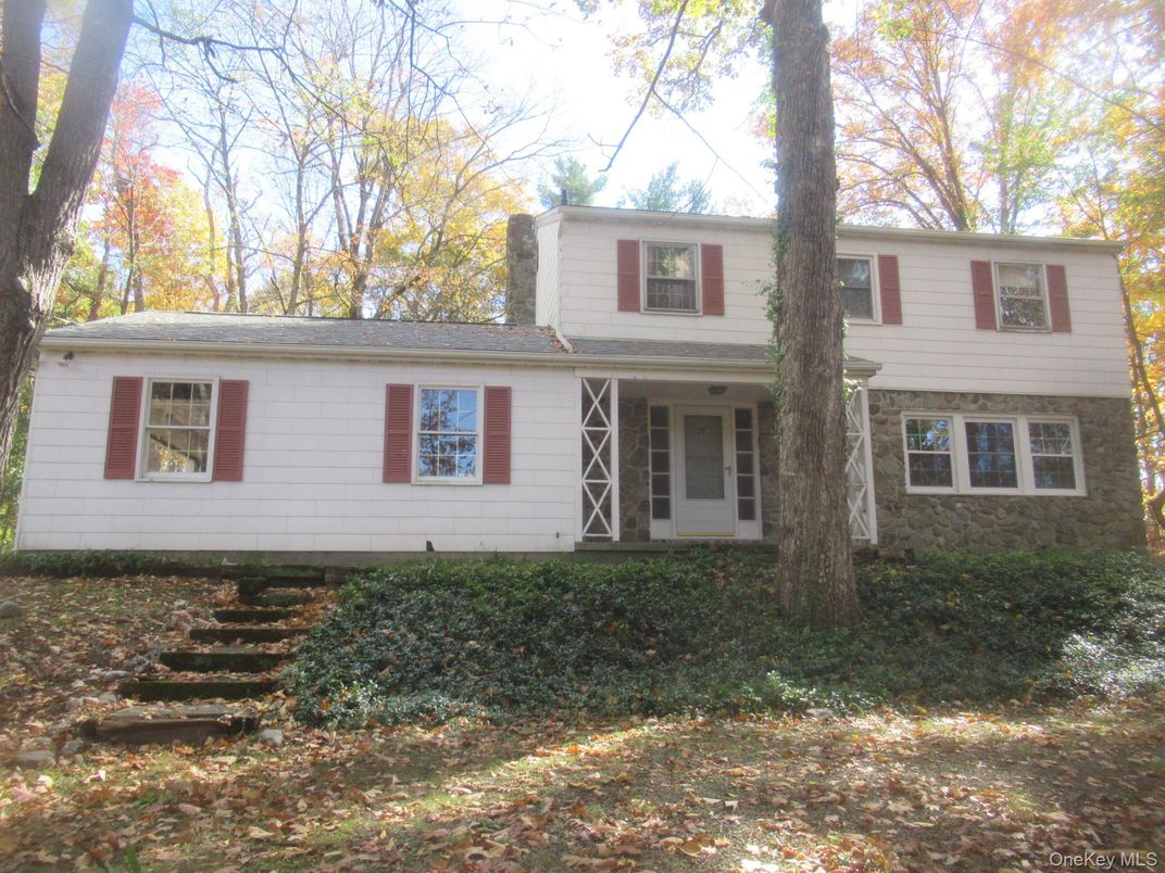 Exterior, Facade, Raised Ranch