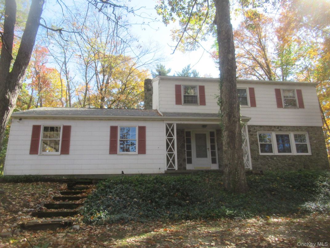 Exterior, Facade, Raised Ranch