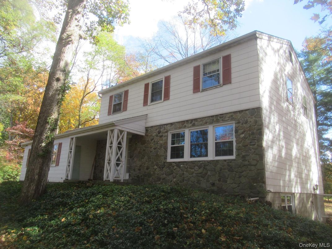 Exterior, Facade, Raised Ranch