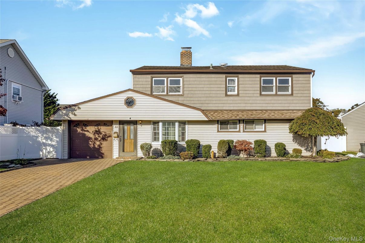 Attached, Exterior, Facade, Split Level