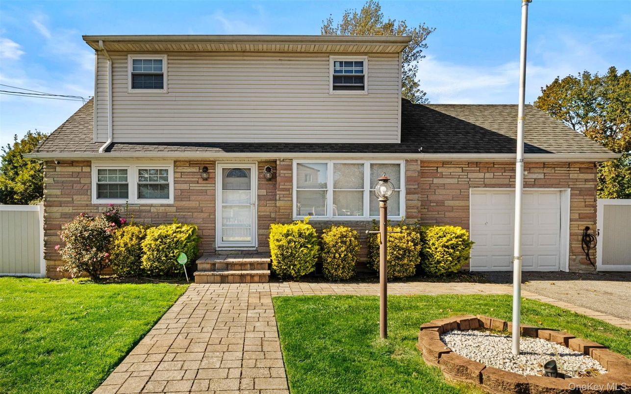 Attached, Exterior, Facade, Cape Cod
