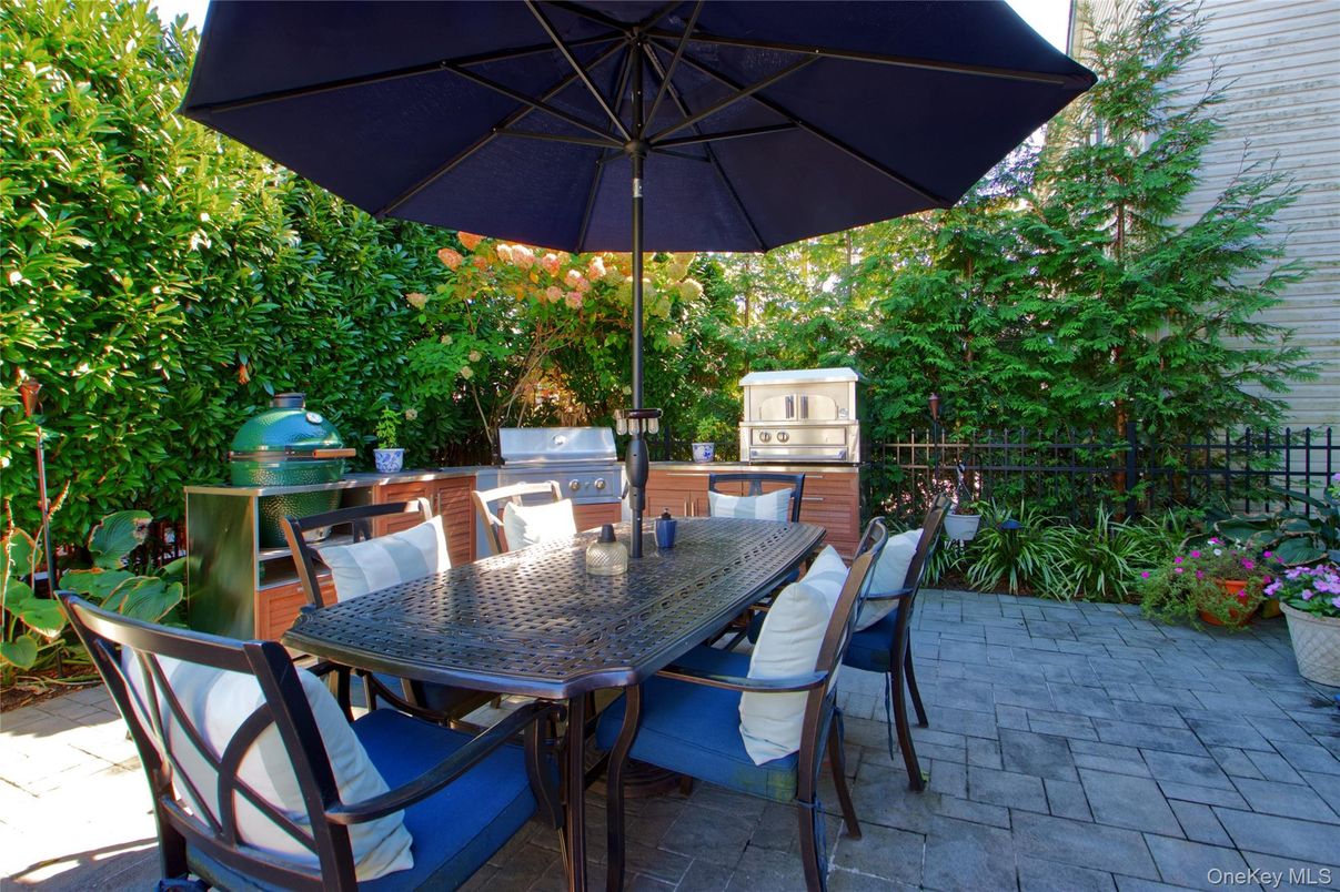 Exterior, Outdoor Kitchen