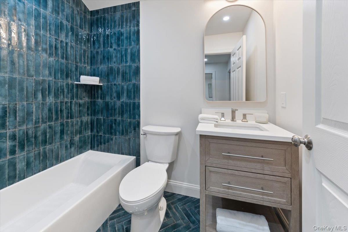 Bathroom, Interior, Recessed Lighting