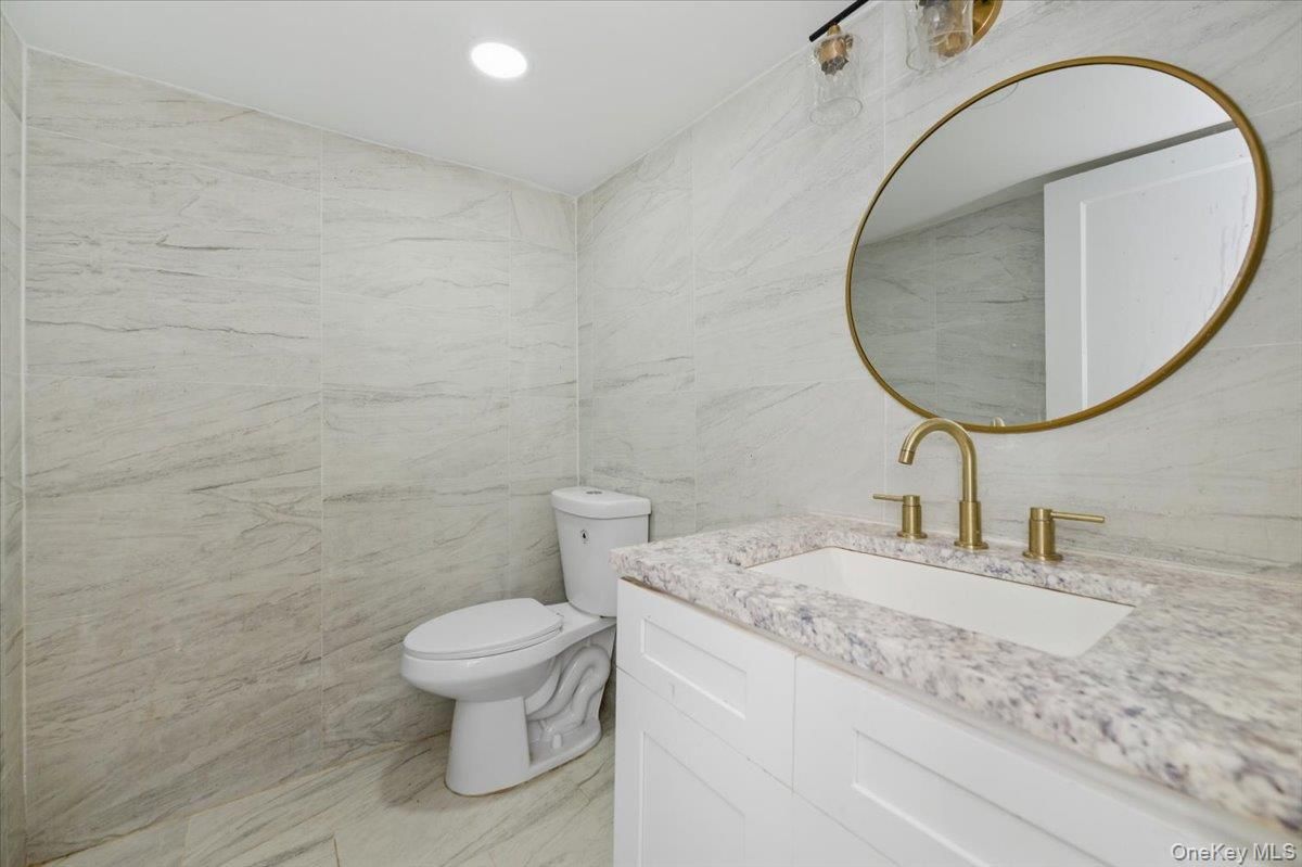 Bathroom, Interior, Marble, Marble Walls, Recessed Lighting