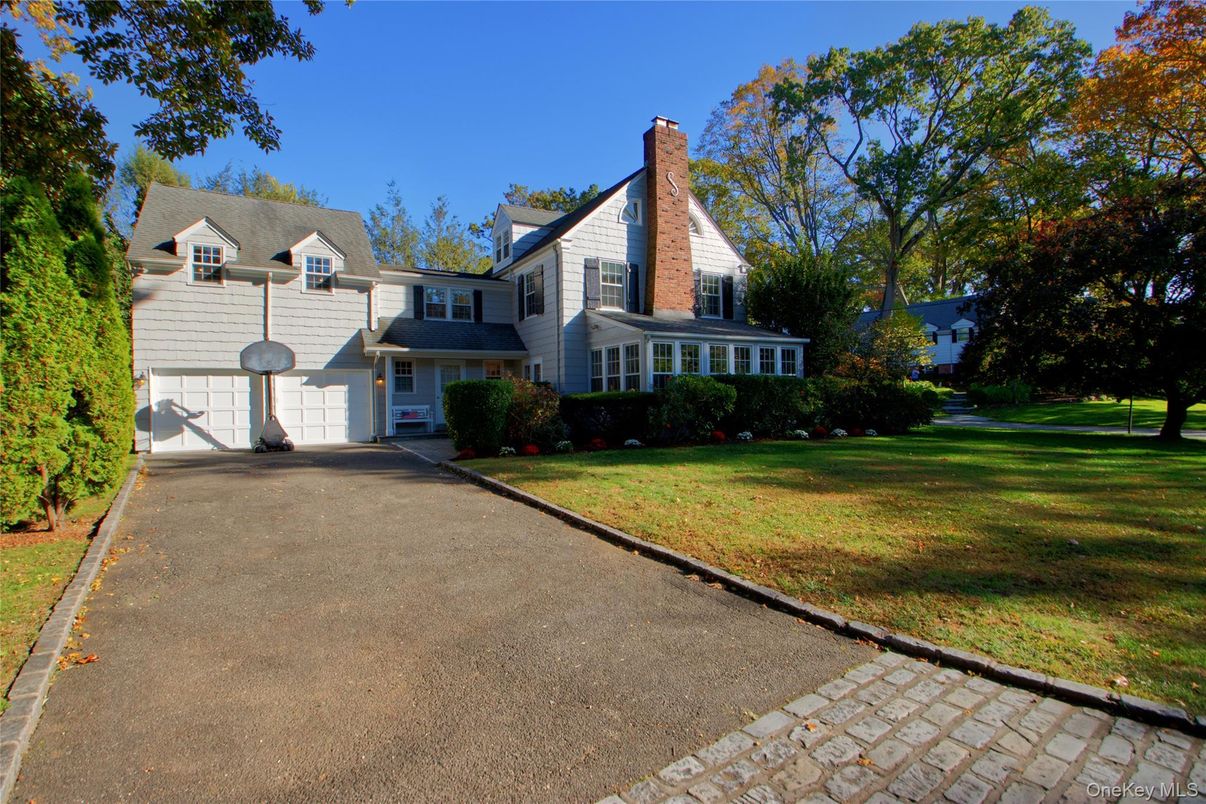 Attached, Exterior, Facade, Farmhouse