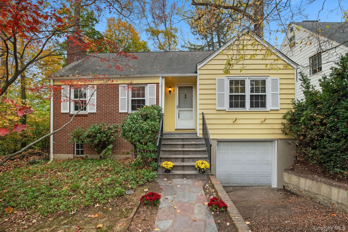 Attached, Exterior, Facade, Brick Facade, Split Level