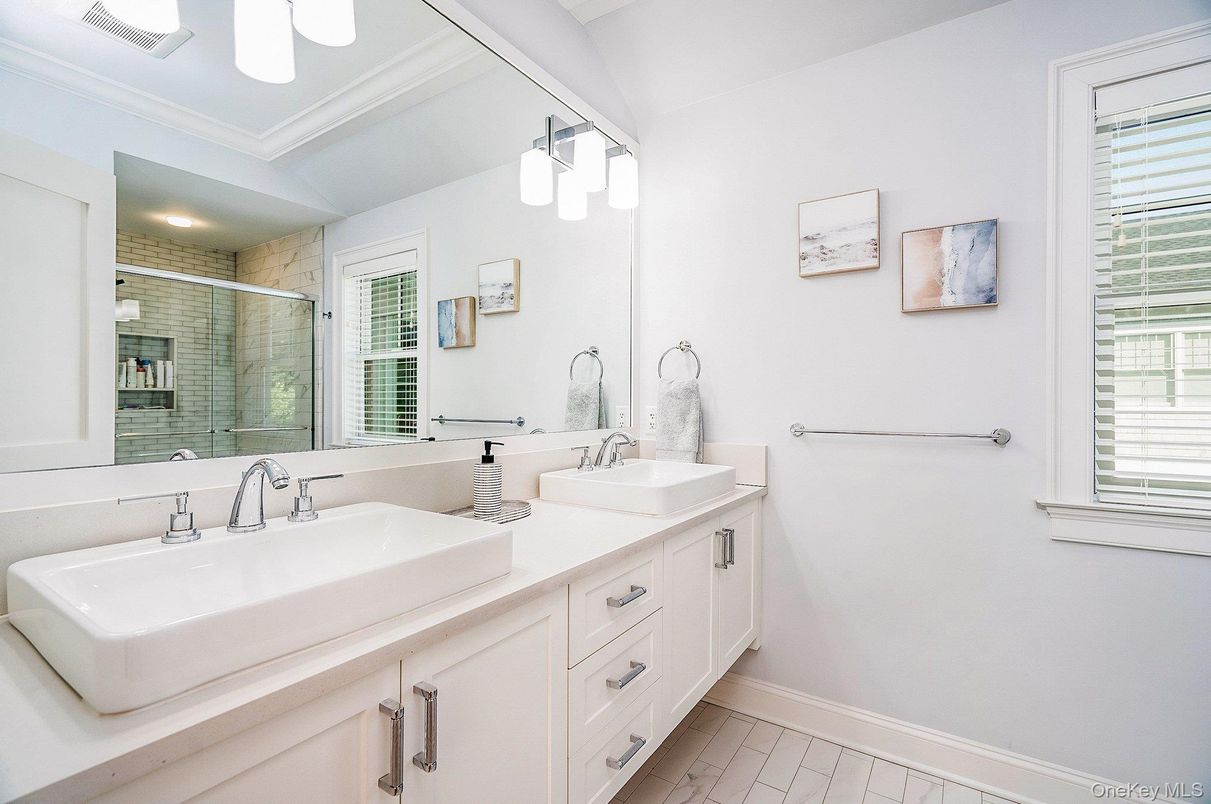 Bathroom, Dual Sink Vanities, Interior, Recessed Lighting