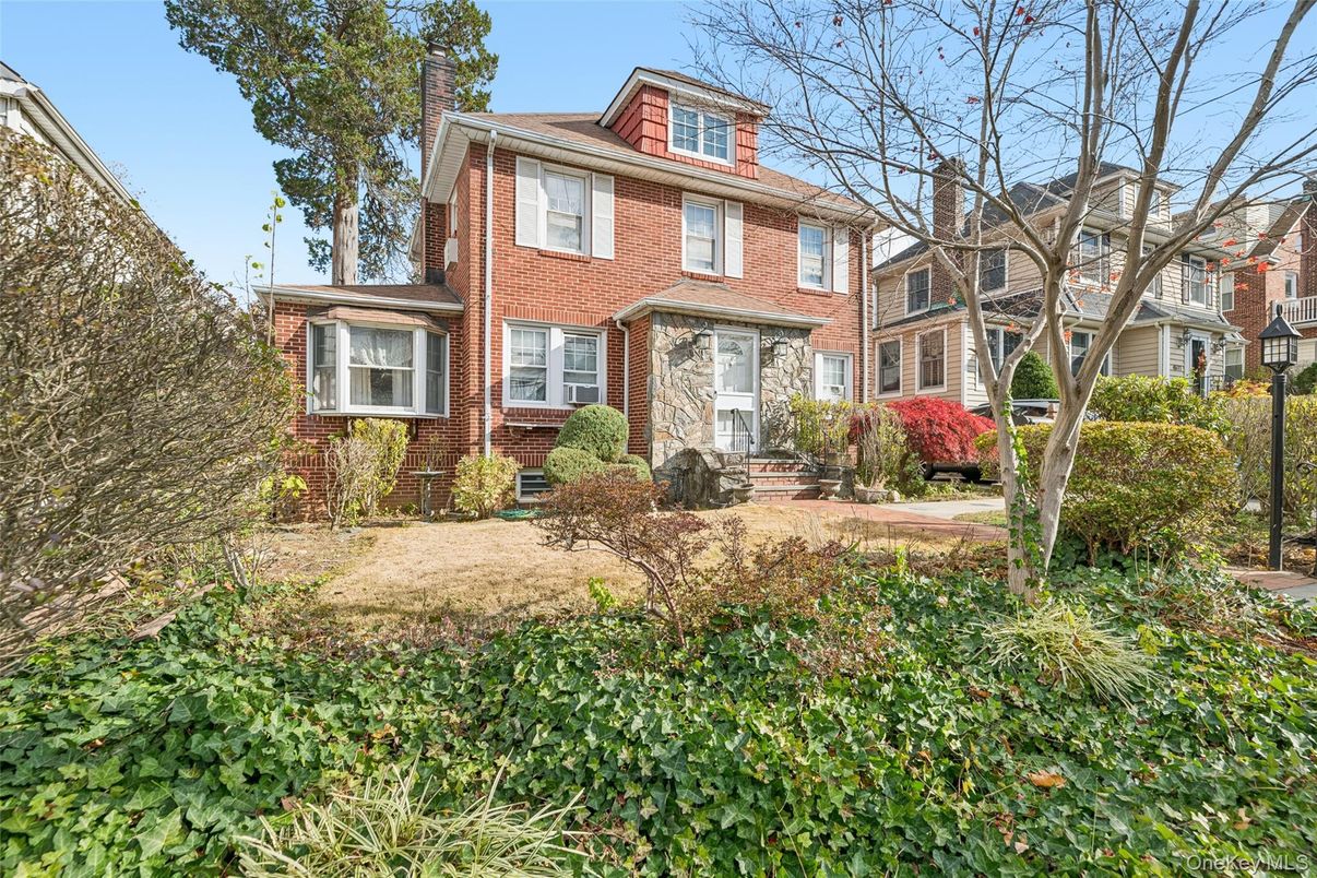 Exterior, Facade, Brick Facade, American Foursquare