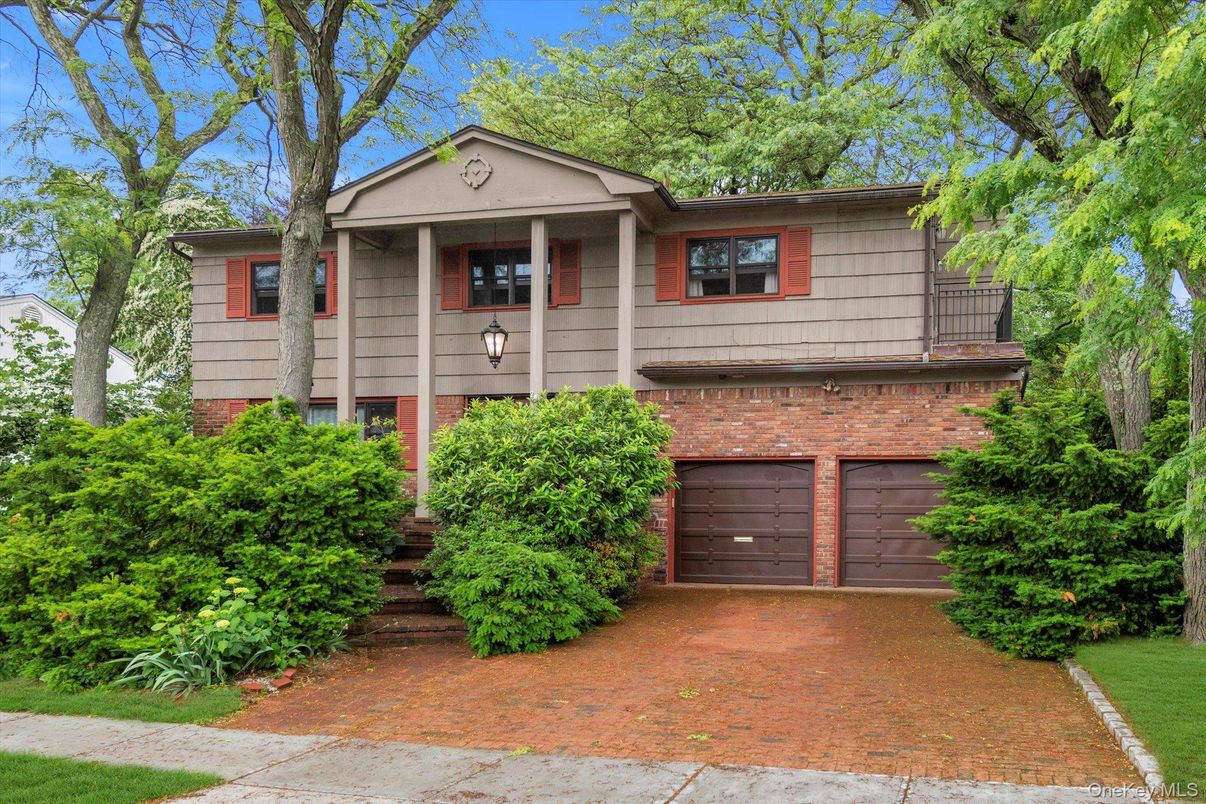 Attached, Exterior, Facade, Brick Facade, Raised Ranch