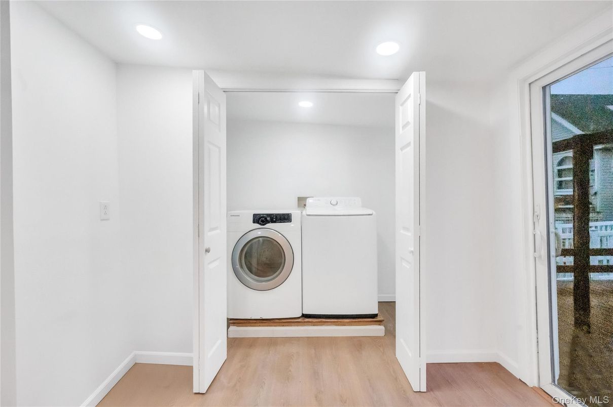 Interior, Recessed Lighting, Washer, Wood Texture Flooring