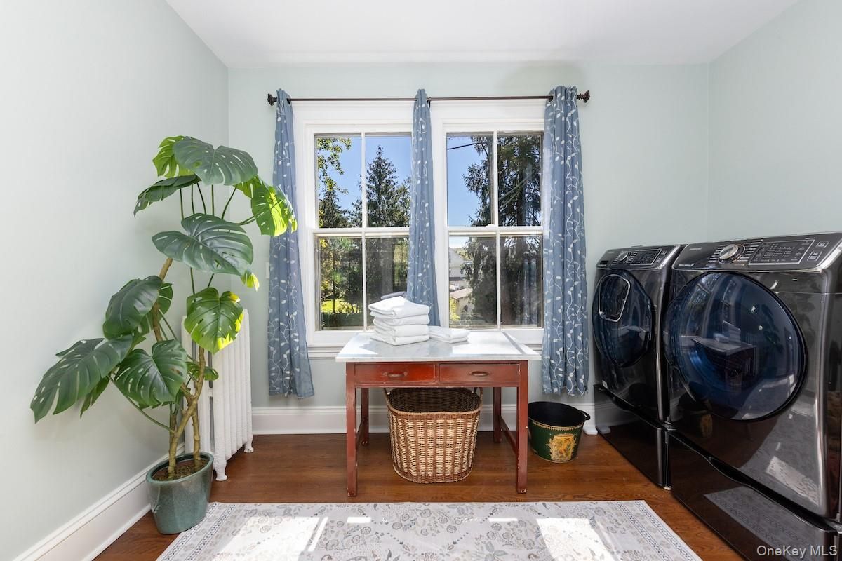 Interior, Washer, Wood Texture Flooring