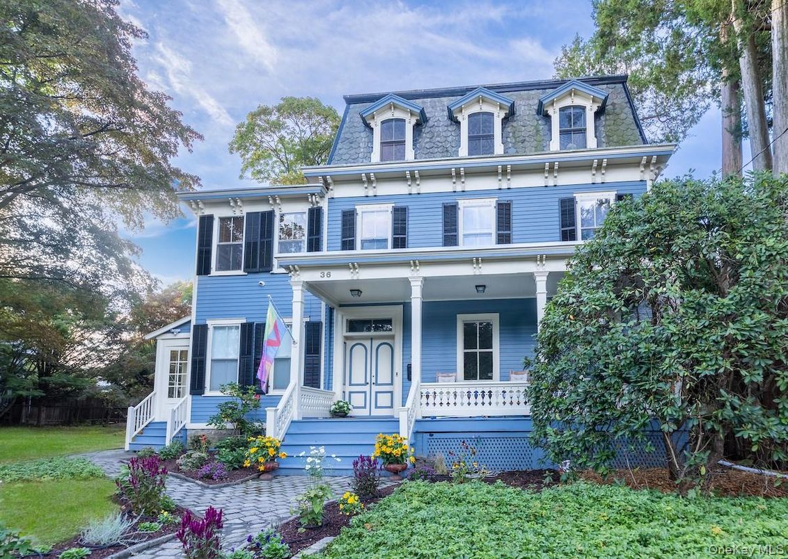 Exterior, Facade, American Foursquare