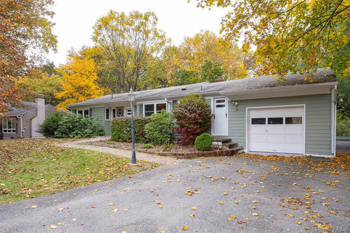 Attached, Exterior, Facade, Ranch