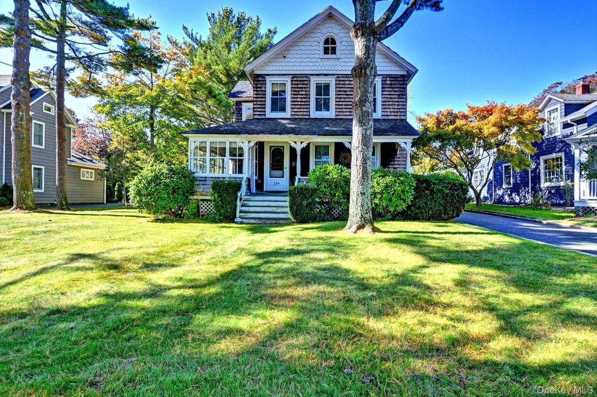 Exterior, Facade, Queen Anne Victorian