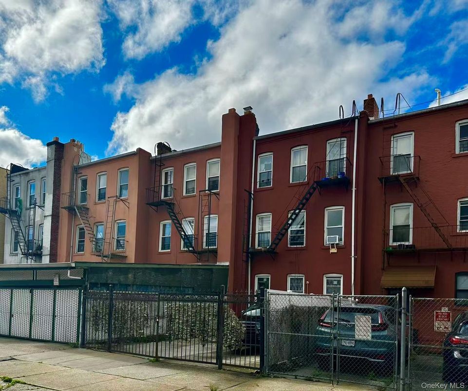 Exterior, Facade, Rowhouse