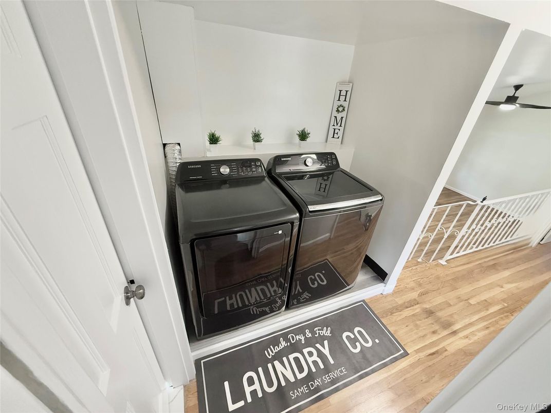 Interior, Washer, Wood Texture Flooring
