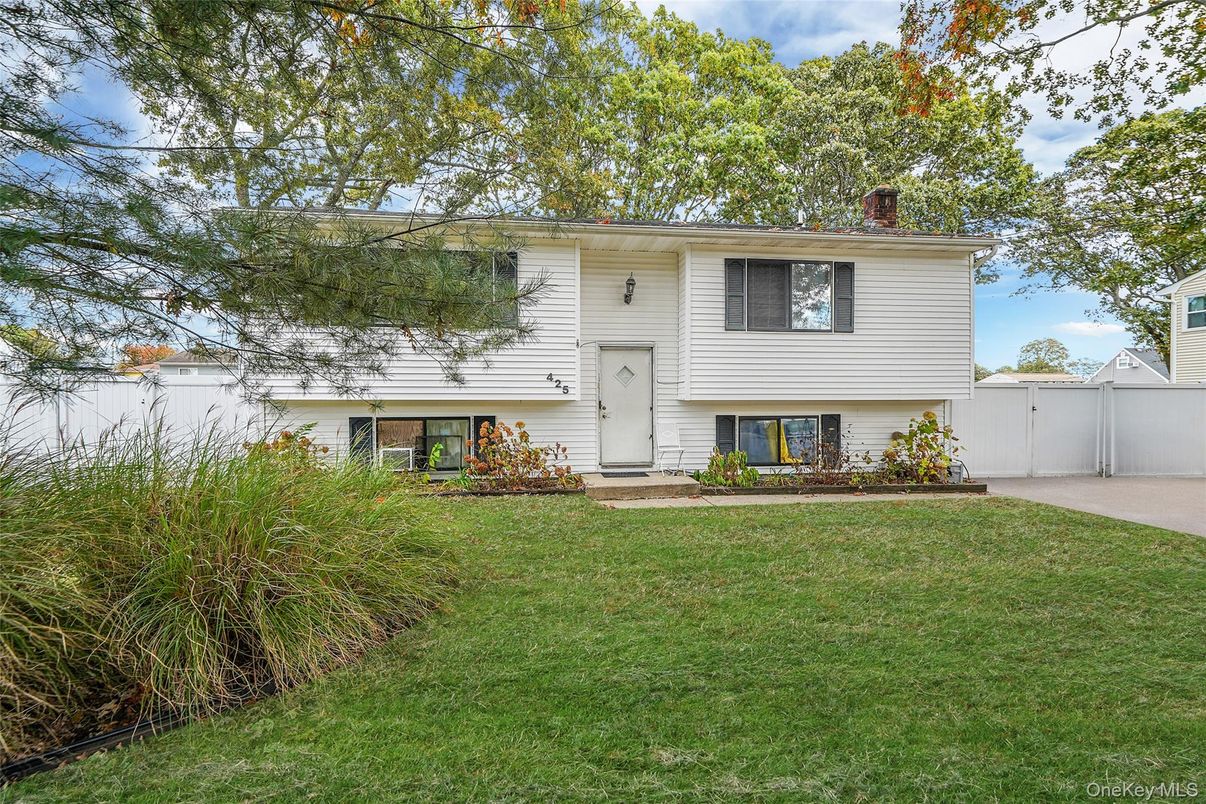 Backyard, Exterior, Facade, Raised Ranch