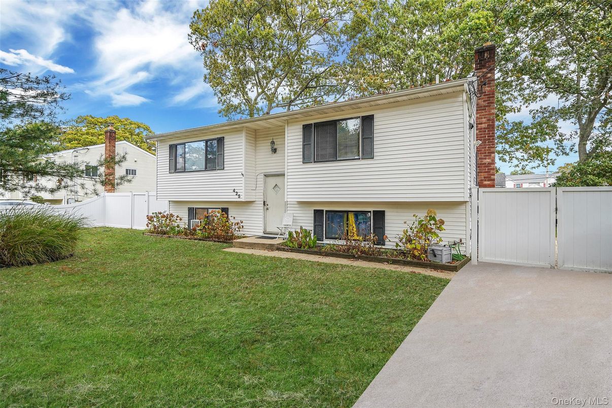 Backyard, Exterior, Facade, Raised Ranch
