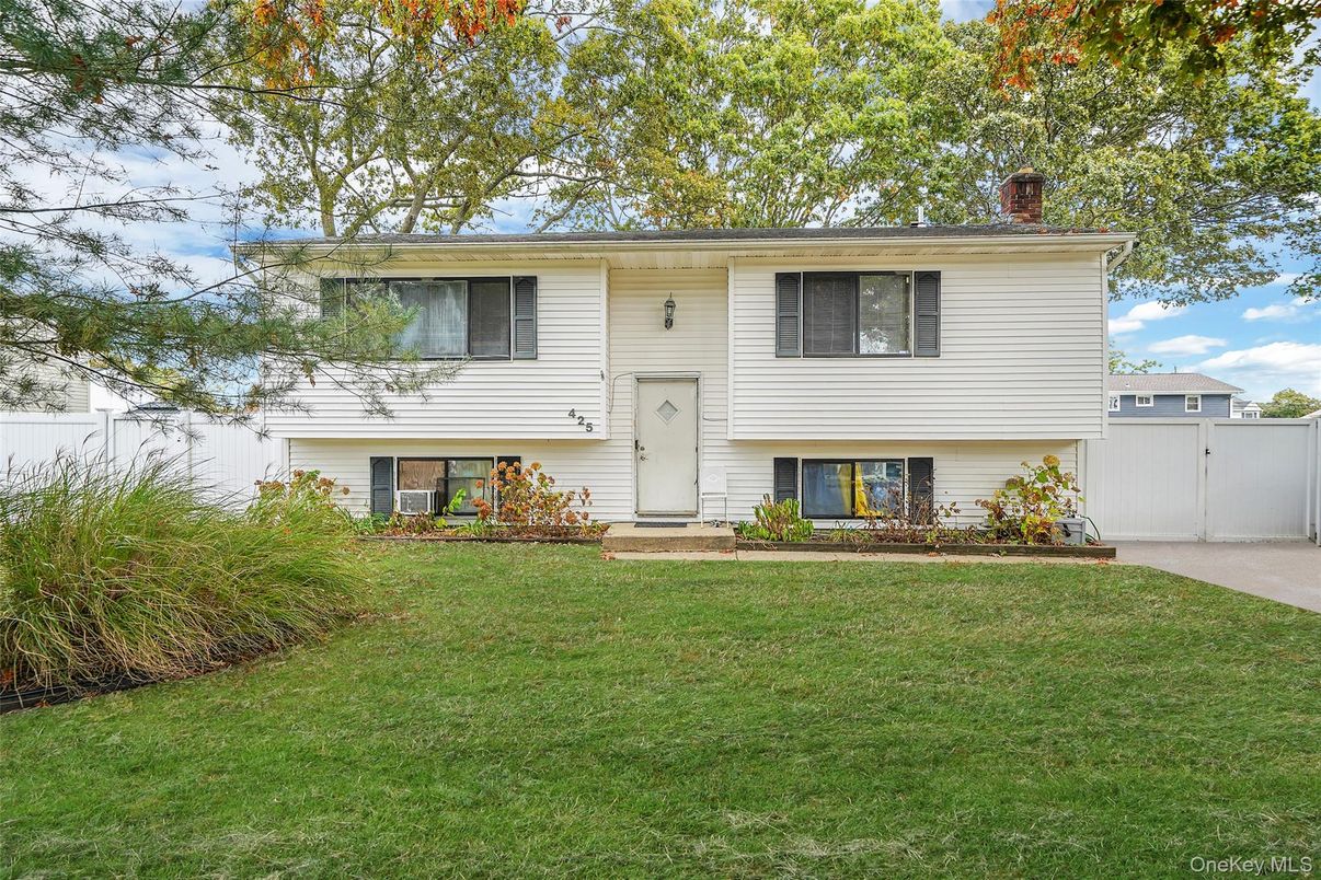 Backyard, Exterior, Facade, Raised Ranch