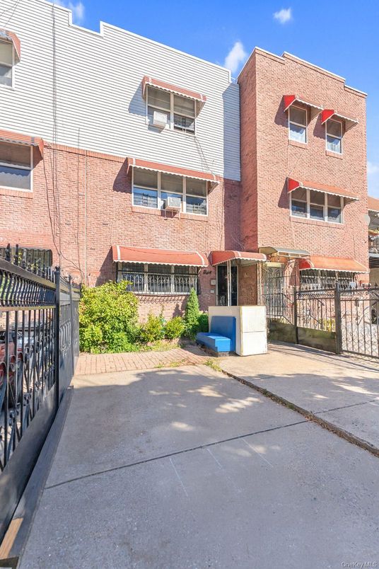 Exterior, Facade, Brick Facade, Rowhouse