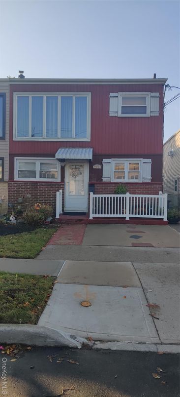 Exterior, Facade, Rowhouse